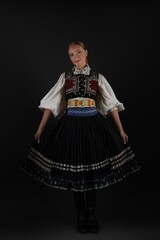 Belle jeune femme slovaque en costume traditionnel. Folklore slovaque.