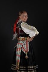 Belle jeune femme slovaque en costume traditionnel. Folklore slovaque.