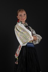 Belle jeune femme slovaque en costume traditionnel. Folklore slovaque.
