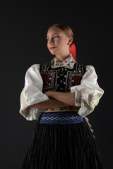 Belle jeune femme slovaque en costume traditionnel. Folklore slovaque.