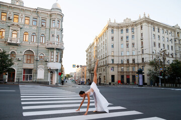 Naklejka premium Dancer on the road stretches out in twine