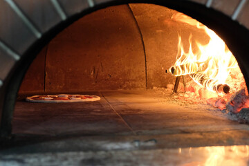 Forno a legna Pizza Margherita con mozzarella pomodoro basilico e olio extra vergine d'oliva. Bordo alto cornicione alto.  © AndreaWh