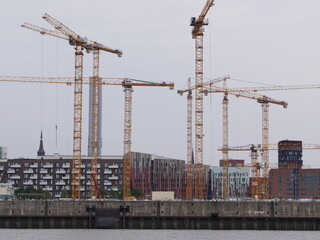 Baukräne an der Elbe in Hamburg