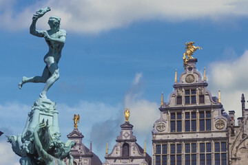 Fototapeta na wymiar Brabo statue and guild houses in Antwerp, Belgium