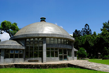 Fototapeta na wymiar Sunny view of the Greenhouse in Taipei Botanical Garden
