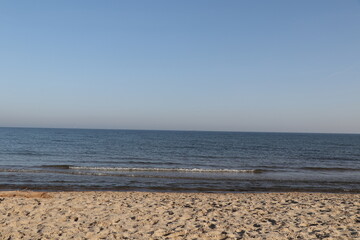 Obraz premium blue sky, small wave in the sea and gold sand