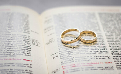 husbands rings on the bible before the wedding