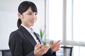 オフィスでプレゼンする日本人女性ビジネスウーマン
