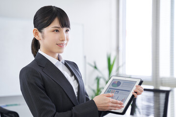オフィスでプレゼンする日本人女性ビジネスウーマン