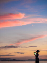 Fototapeta premium 海と島々の夕暮れと女性_08