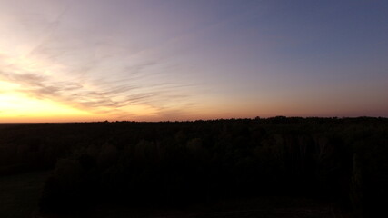 Brandenburger Land zur Goldenen Stunde. Landschaft, Horizont, Felder und Wälder  