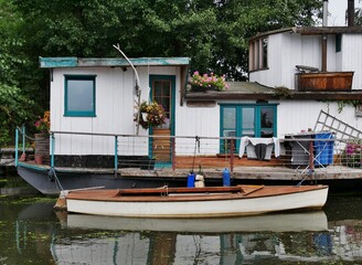 Fototapeta na wymiar Hausboot mit Ruderboot auf der Doveelbe