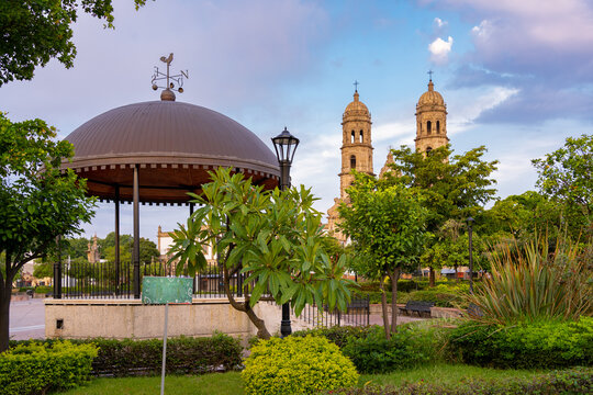 Kiosko y Bas&iacute;lica de Zapopan en Jalisco.