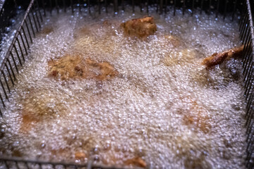Piezas de pollo en la freidora