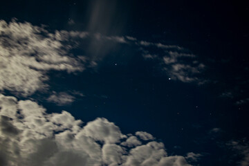 cielo nocturno y nubes veloces 