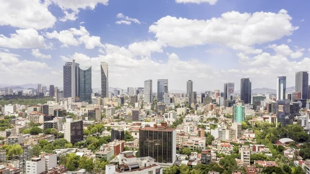 Espectacular hyperlapse a&eacute;reo sobre la colonia Condesa y Roma en la Ciudad de M&eacute;xico con vista al skyline del Paseo de la Reforma