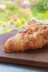 바삭하고 달콤한 아몬드 크루아상