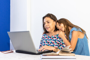 Criança  feliz compartilhando computador