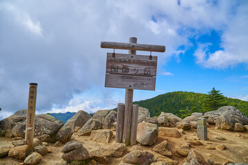 山梨(長野)の前国師岳(まえこくしだけ)の山頂標識