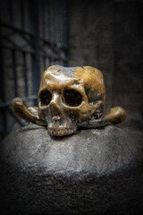 Neapolitan skull in bronze