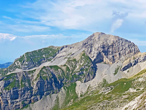 Alpine peaks Zahm Geissberg and Huetstock above the Melchtal valley (or Melch valley) and in the Uri Alps mountain massif, Melchtal - Canton of Obwald, Switzerland (Kanton Obwalden, Schweiz)