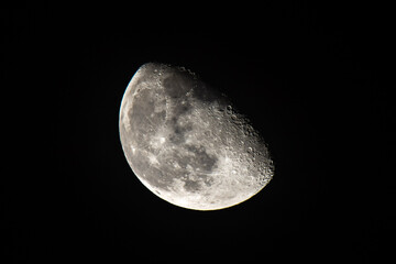 Nahaufahme Mond mit Kratern, schwarzer Hintergrund