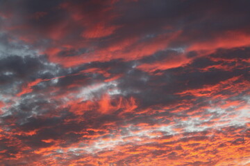 Naklejka na ściany i meble Sonnenuntergang mit Wolken am himmel