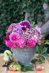 Blumenstrauß mit pink Hortensienblüten und Dahlien in vintage Vase