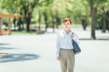 外回りするビジネスウーマン
