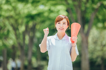 応援する白衣の女性
