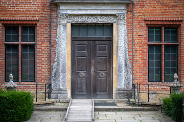 Fototapeta na wymiar entrance to an old house