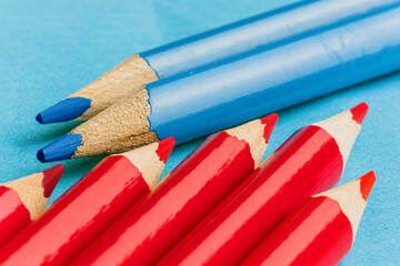 Lapices de color rojos y lapices de color azul