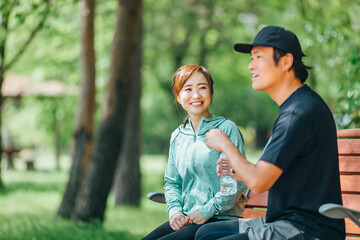 休憩する男女
