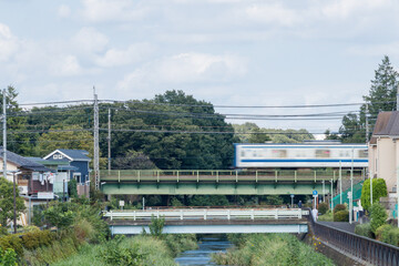 東久留米市の電車、道路、川の交差点