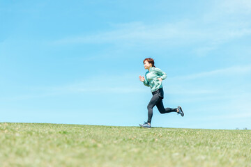 走る女性
