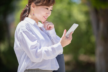 スマホを見る女性
