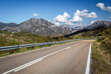 Carreteras de montaña en el norte de España. - obrazy, fototapety, plakaty