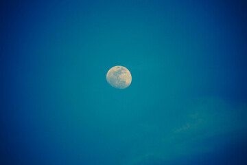 Obraz premium full moon over blue sky