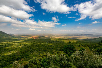 Fototapeta na wymiar ケニアのマサイマラ国立保護区に行く途中で見た地球の裂け目、大地溝帯（グレートリフトバレー）と青空