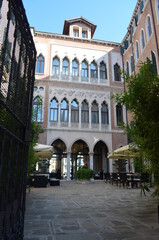 Fototapeta na wymiar internal courtyard with facade in typical Venetian architectural style