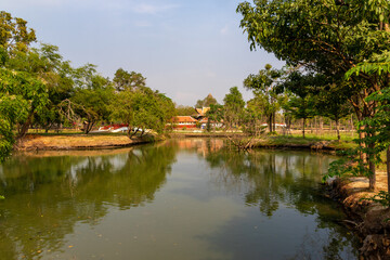 Fototapeta na wymiar タイのアユタヤにある、クンペーン・レジデンス周辺の庭園の風景と青空