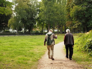 Senioren beim Spaziergang