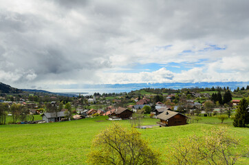 Fototapeta na wymiar View of the Geneva lake from the side of the mountain village
