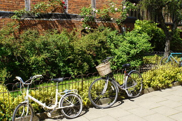 Fototapeta na wymiar bicycles on fence, bike with basket Fahrraeder am Zaun Fahrradkorb