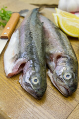 truites entières sur une planche à découper