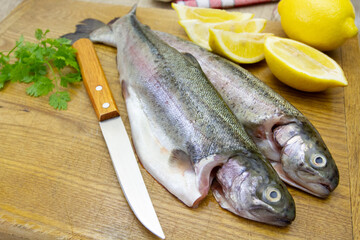 truites entières sur une planche à découper
