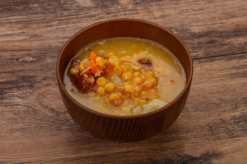 Pea soup with smoked ribs