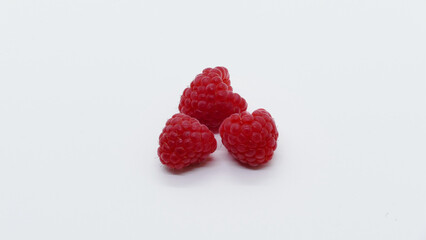 Drei Himbeeren - Nahaufnahme im Fotostudio