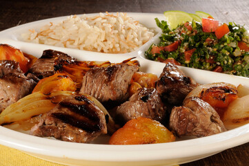 Carne acebolada com arroz e tabule