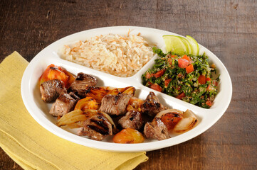 Carne acebolada com arroz e tabule